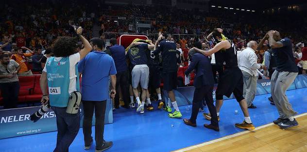 "Alışılmış G.Saray tribün terörü..."