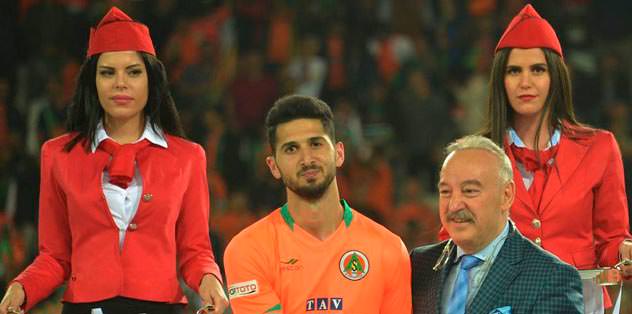 Emre Akbaba takımda kalıyor
