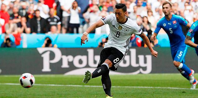 Mesut’tan Sanchez’e kutlama