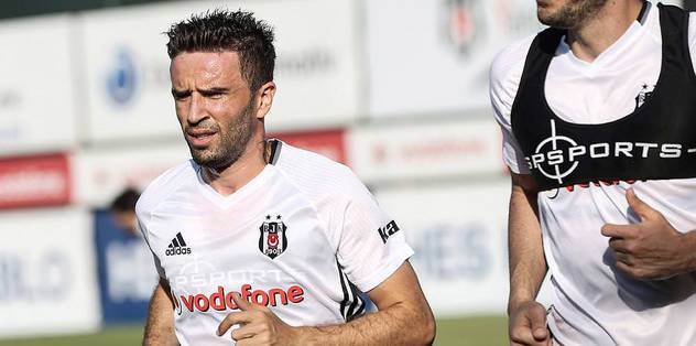 Gökhan'ı alkışlarla karşıladılar