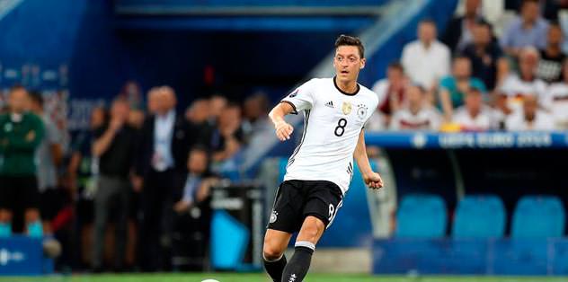 Merkel’den Mesut’a destek