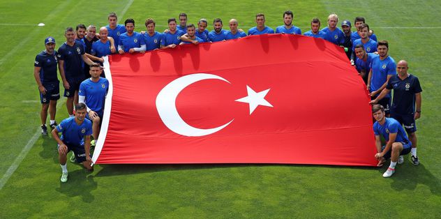 Bayrakla idmana çıktılar