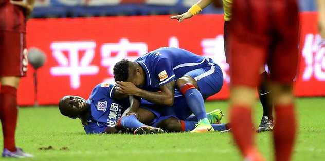 Demba Ba bırakmıyor!