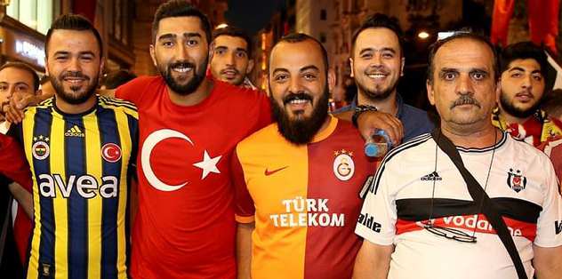 Taraftarlar, demokrasi için bir araya geldi