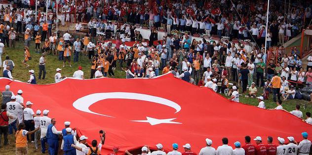 Kırkpınar'da dev Türk bayrağı