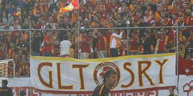 Tribüne koştular