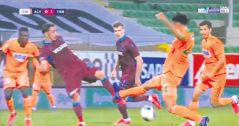 Alanyaspor - Trabzonspor maçında skandal karar! - 1
