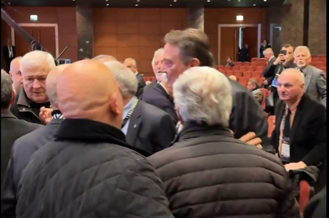 aSpor: Beşiktaş Divan Kurulu'nda gerginlik yaşandı! "Sensin terbiyesiz"
