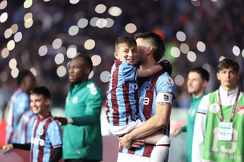 trabzonspor-minik-yusufun-hayalini-gerceklestirdi-1764579480050.jpeg