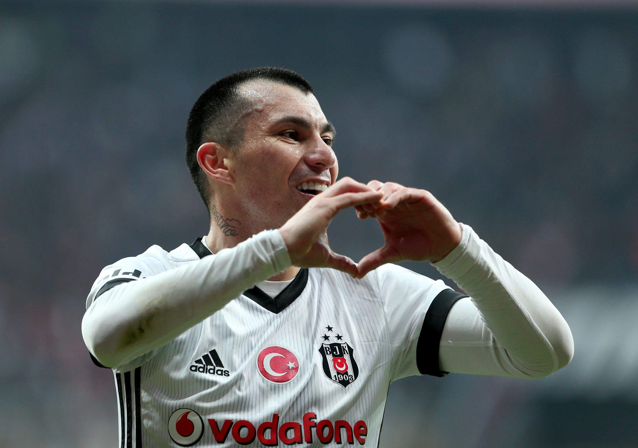 Beşiktaş’a sürpriz teklif! Gary Medel...