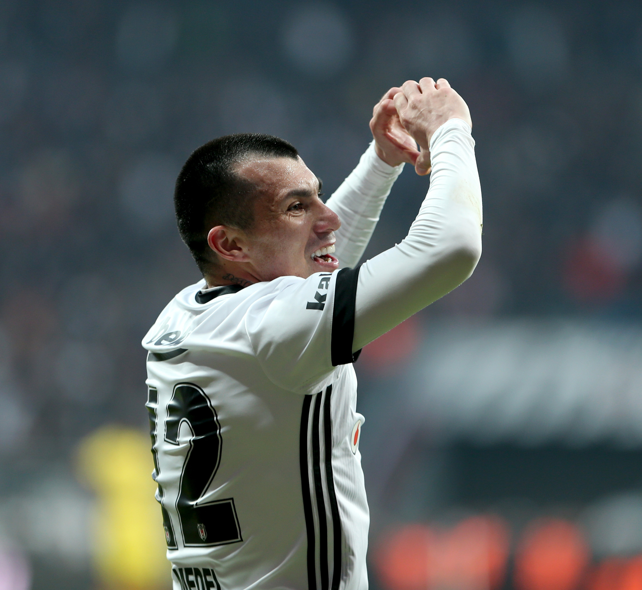 Beşiktaş’a sürpriz teklif! Gary Medel...