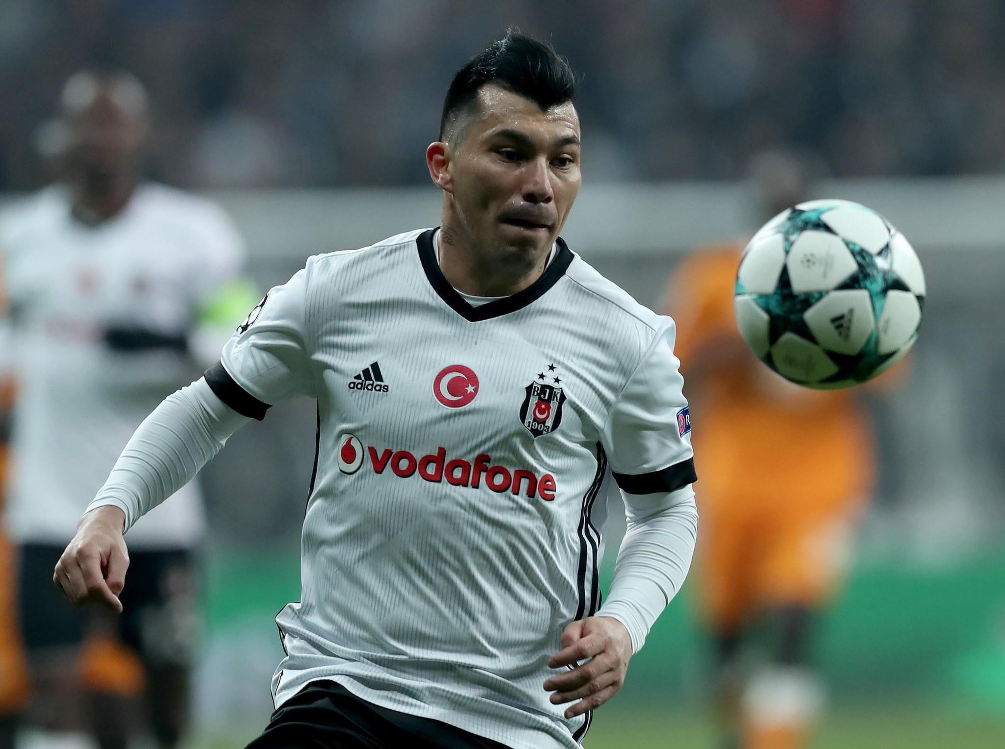 Beşiktaş’a sürpriz teklif! Gary Medel...