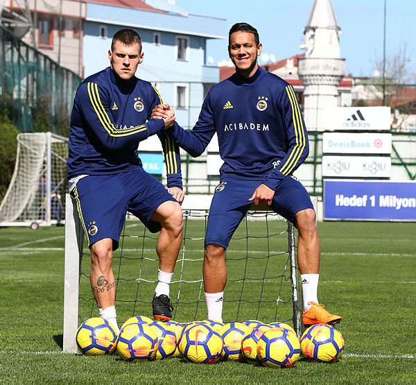 Fenerbahçe Josef de Souza’nın sözleşmesini uzatıyor