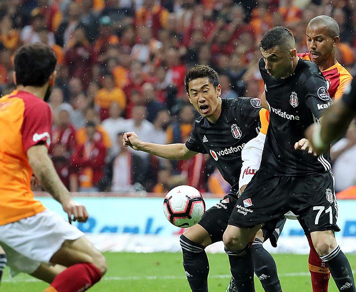 Galatasaray Beşiktaş derbisinde maç sonu büyük kavga!
