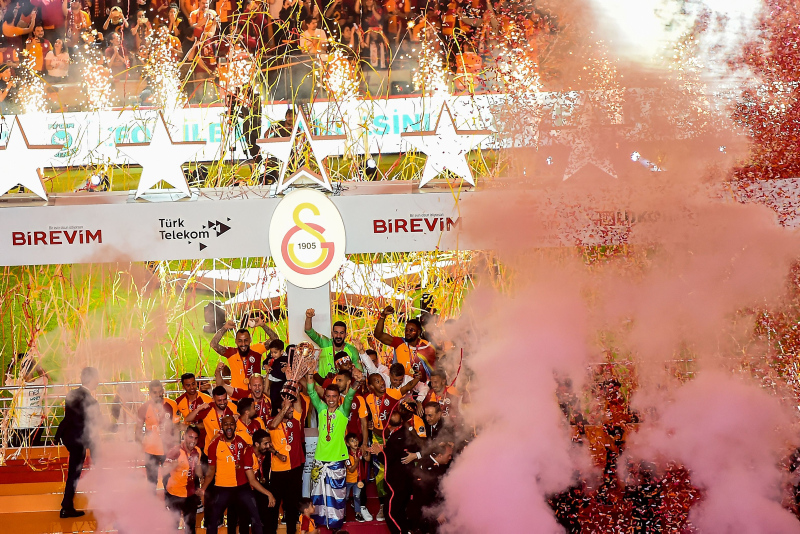 Galatasaray’a dünya yıldızı! Taraftarlar ayağa kalktı