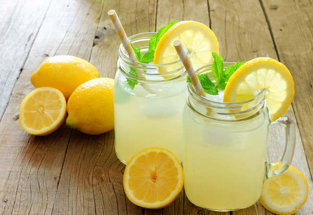 Sıcaklarla baş edebilmek için: Ev yapımı limonata tarifi!