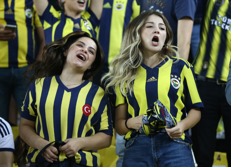 Fenerbahçeli taraftarlardan kombine zammına tepki!