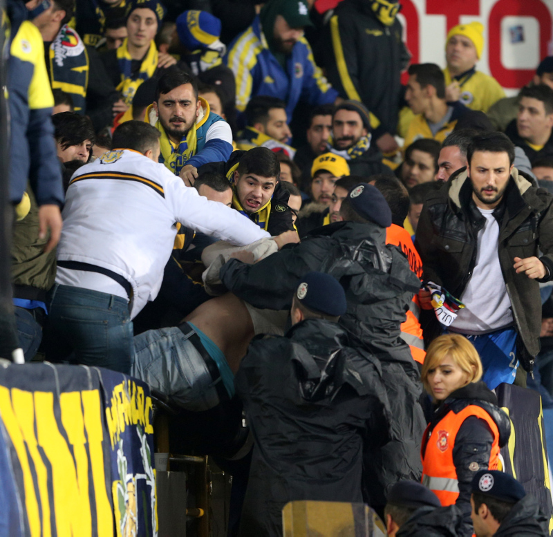 Fenerbahçeli taraftarlardan kombine zammına tepki!