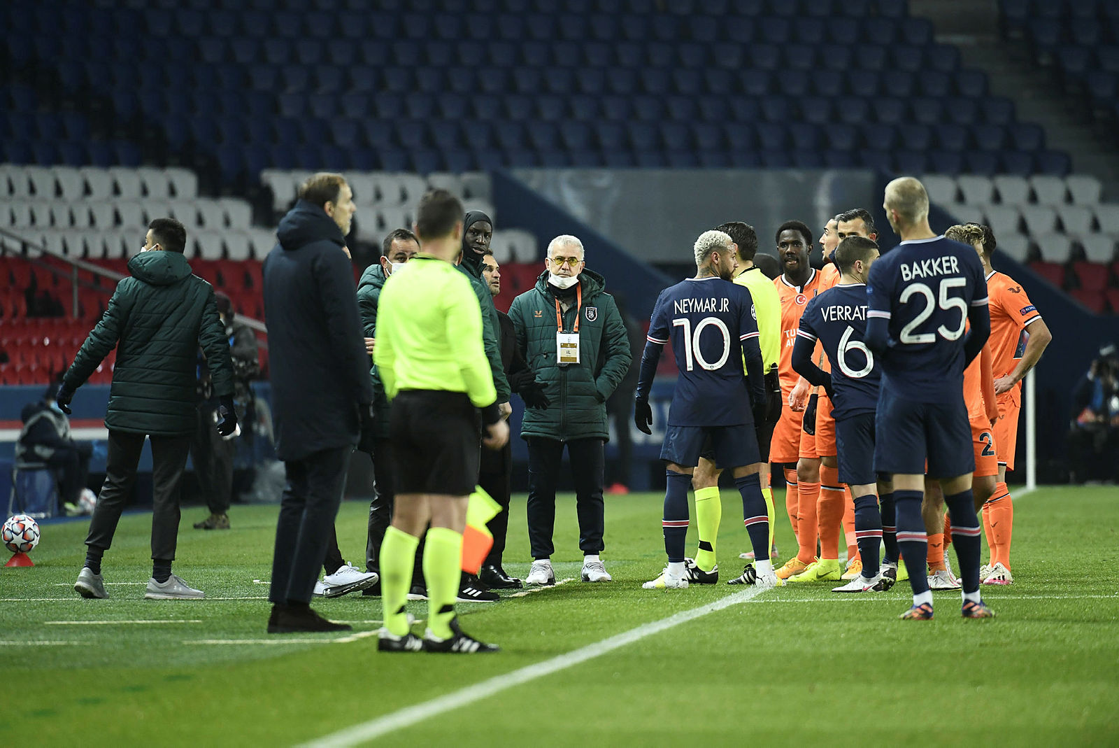 Paris Saint-Germain-Başakşehir maçını Fransız basını böyle gördü! Paris’te tarihi skandal