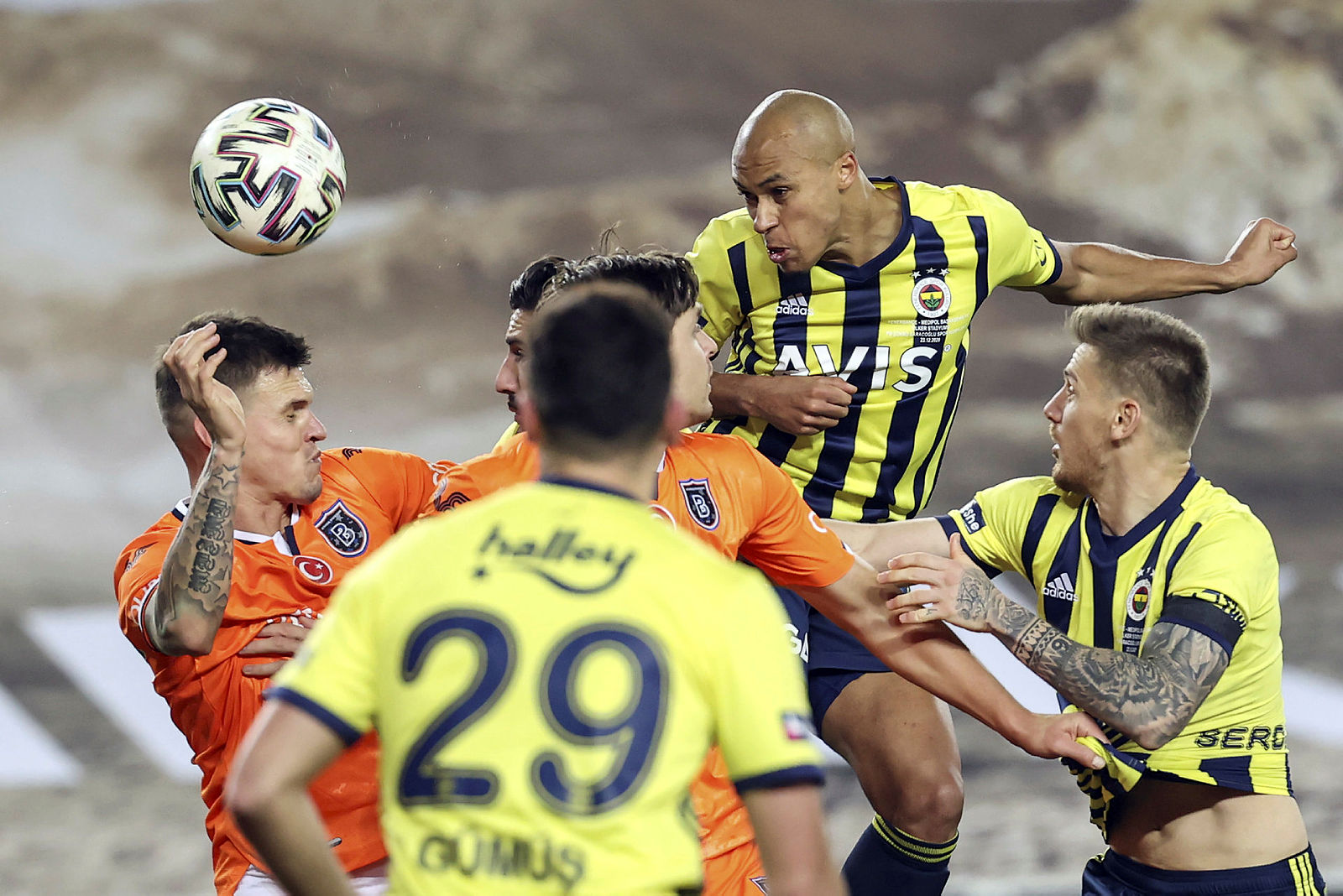 Fenerbahçe’den stoper hamlesi! Stefan Radu için girişimler başladı