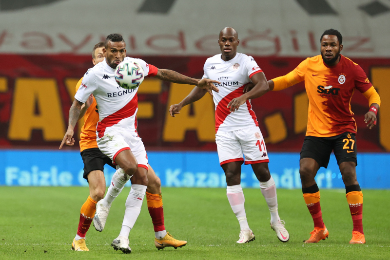 Galatasaray Antalyaspor maçında protokol karıştı!