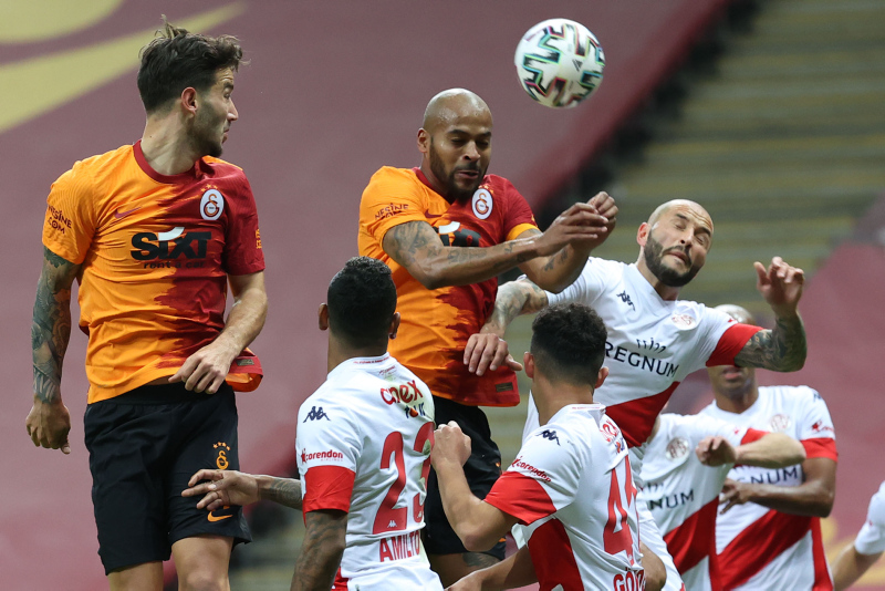 Galatasaray Antalyaspor maçında protokol karıştı!