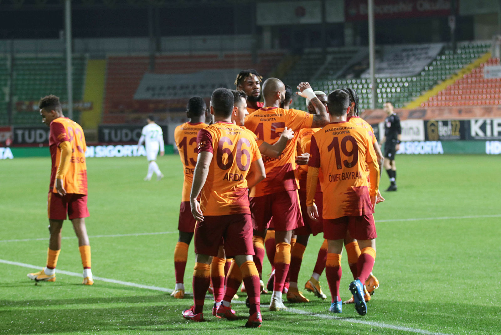 Galatasaray’da Muslera ve Arda Turan’dan takıma toplantı: Rehavete kapılmak yok