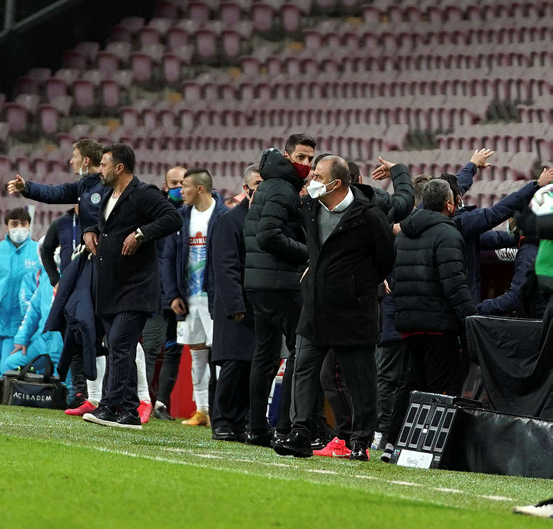 Son dakika spor haberleri: Fatih Terim Galatasaray-Rizespor maçında çıldırdı! Gel burada göster