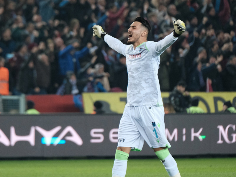 Son dakika spor haberleri: Buffon bile hayran kaldı! Trabzonsporlu Uğurcan Çakır’ın talipleri artıyor