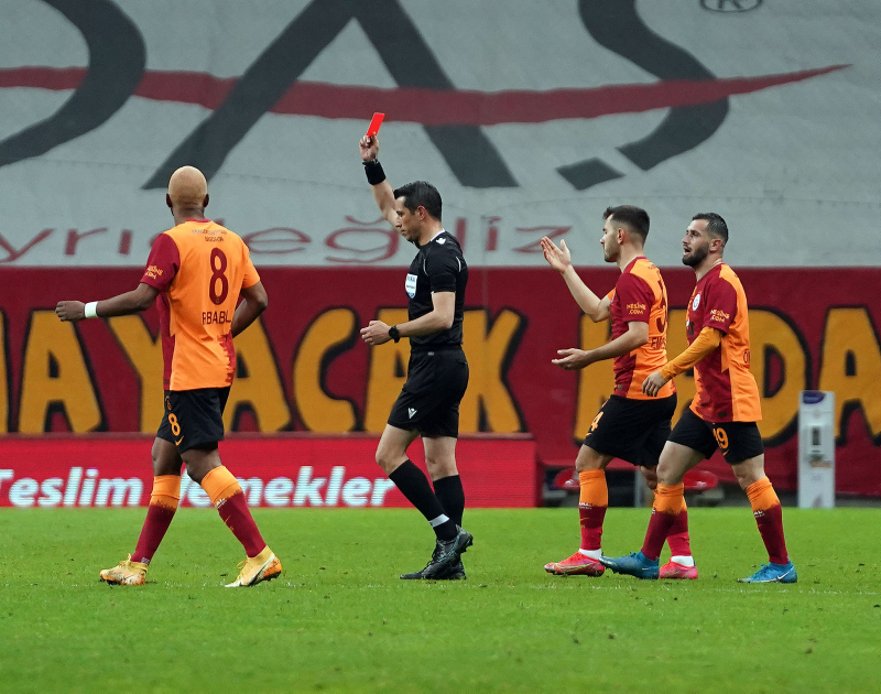 Son dakika spor haberi: Galatasaray’da kontrat krizi! Bizim sözleşmemiz neden uzatılmıyor?