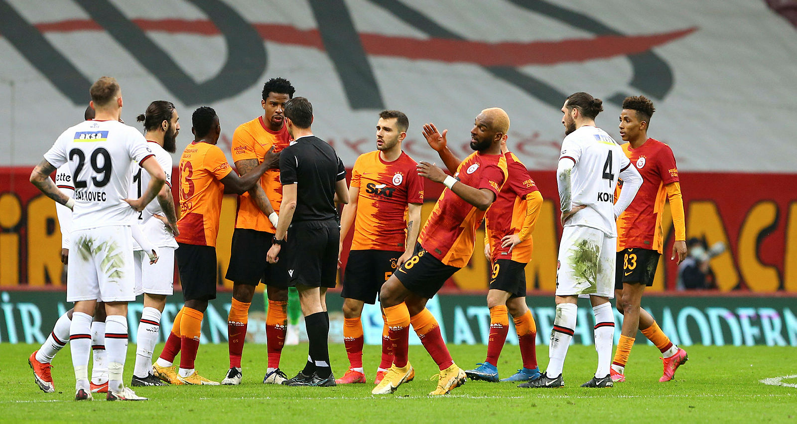 Son dakika spor haberleri: Galatasaray forvetini buldu! Falcao’nun yerine...