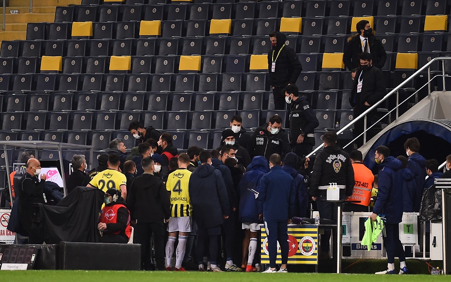 Son dakika spor haberi: Fenerbahçe - Kasımpaşa maçında ilginç diyalog! Emre Belözoğlu ile Kasımpaşa yedek kulübesi arasında gerginlik...