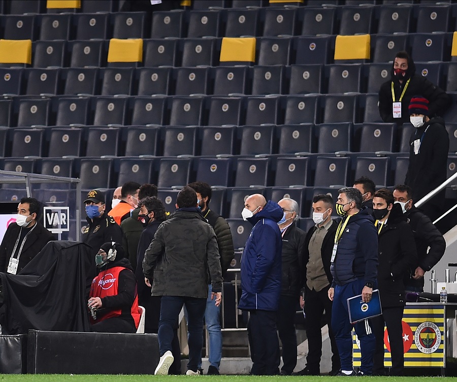 Son dakika spor haberi: Fenerbahçe - Kasımpaşa maçında ilginç diyalog! Emre Belözoğlu ile Kasımpaşa yedek kulübesi arasında gerginlik...