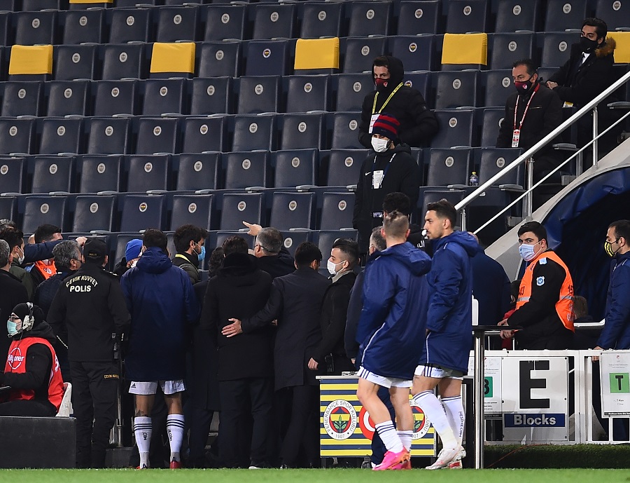 Son dakika spor haberi: Fenerbahçe - Kasımpaşa maçında ilginç diyalog! Emre Belözoğlu ile Kasımpaşa yedek kulübesi arasında gerginlik...