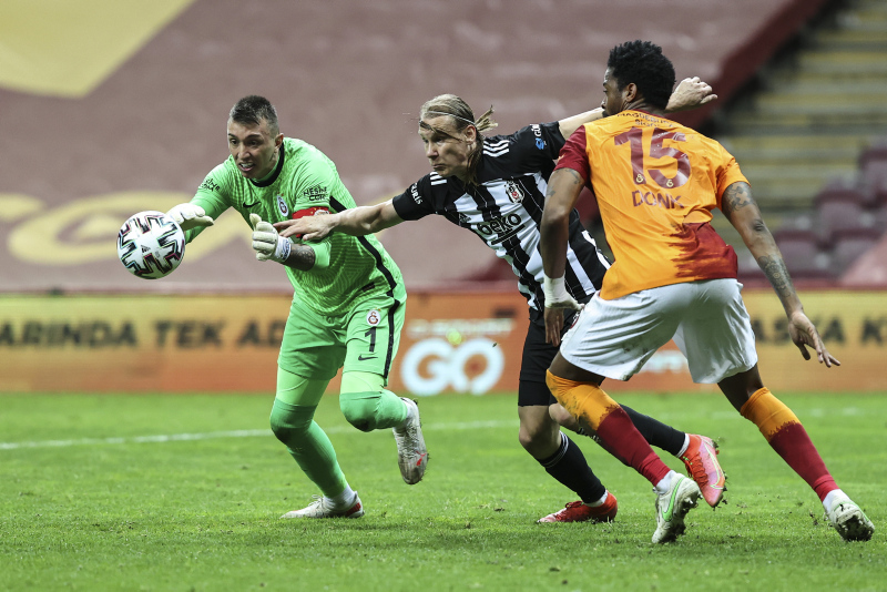 Galatasaray-Beşiktaş derbisinde gergin anlar! Mostafa Mohamed ve Vida...