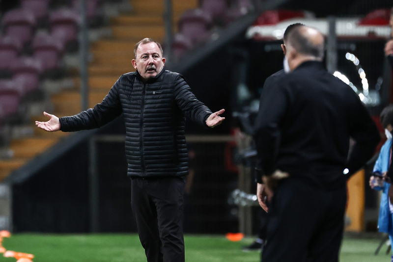 Galatasaray-Beşiktaş derbisi sonrası koridorda gerginlik! Sergen Yalçın ve Şükrü Hanedar...