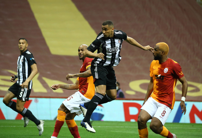 Galatasaray-Beşiktaş derbisi sonrası koridorda gerginlik! Sergen Yalçın ve Şükrü Hanedar...