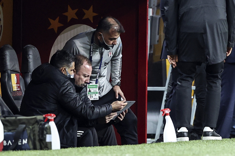 Galatasaray-Beşiktaş derbisi sonrası koridorda gerginlik! Sergen Yalçın ve Şükrü Hanedar...