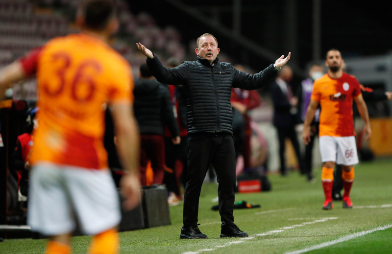 Galatasaray-Beşiktaş derbisi sonrası koridorda gerginlik! Sergen Yalçın ve Şükrü Hanedar...