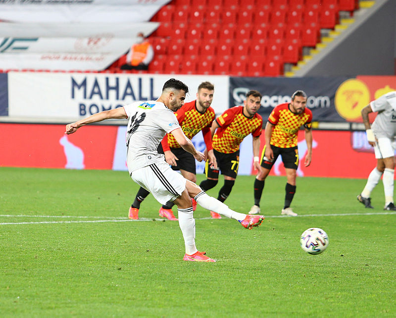 Son dakika spor haberi: Rachid Ghezzal Galatasaray’ın o ismine dikkat çekti!