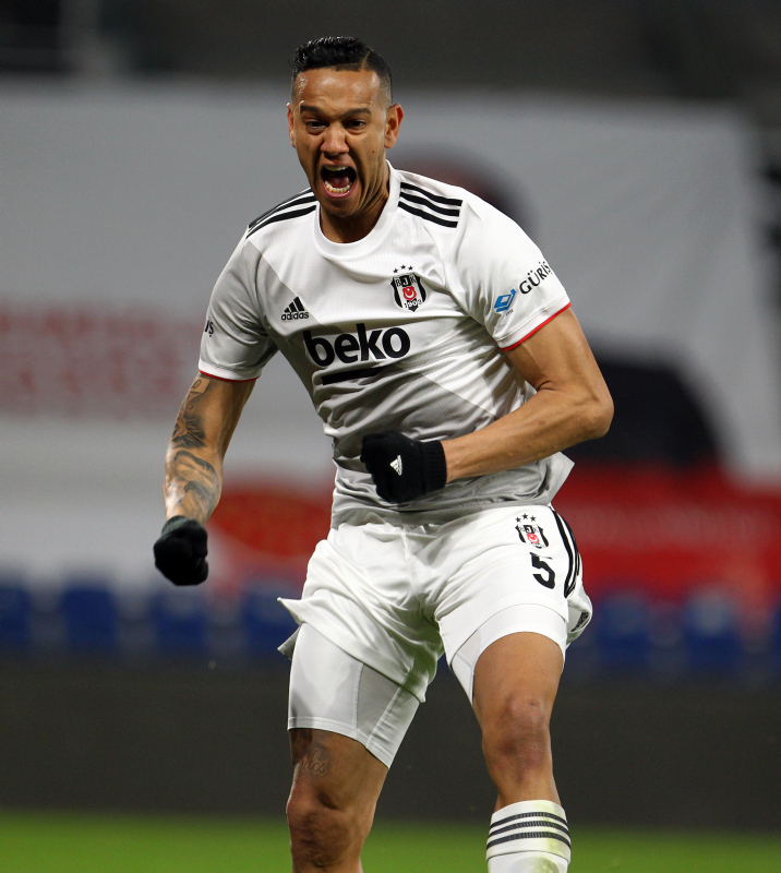Beşiktaşlı Josef de Souza’dan Fenerbahçe’ye gönderme! Pahalı kadrolarla...
