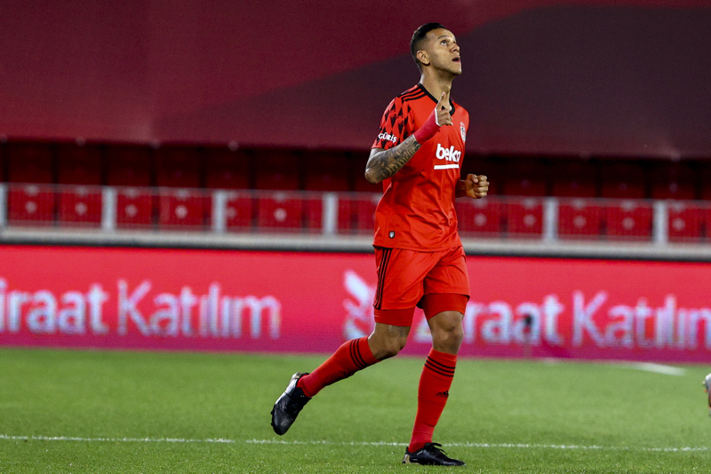 Beşiktaşlı Josef de Souza’dan Fenerbahçe’ye gönderme! Pahalı kadrolarla...
