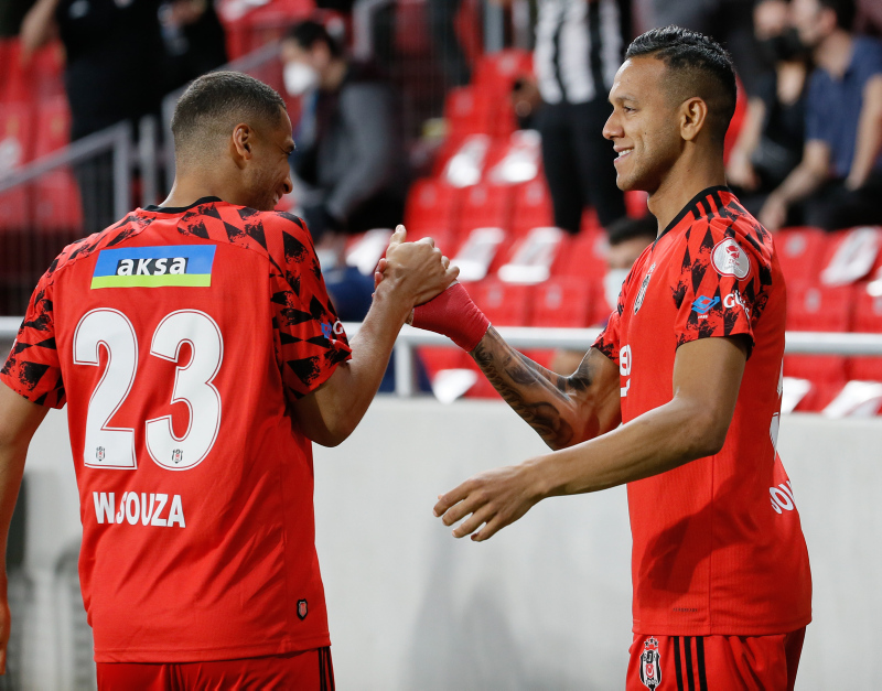 Beşiktaşlı Josef de Souza’dan Fenerbahçe’ye gönderme! Pahalı kadrolarla...