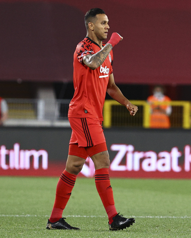 Beşiktaşlı Josef de Souza’dan Fenerbahçe’ye gönderme! Pahalı kadrolarla...