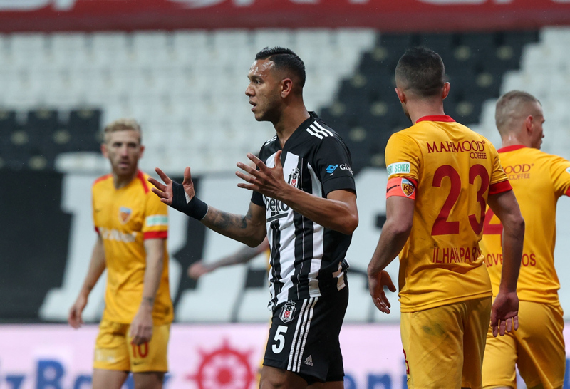 Beşiktaşlı Josef de Souza’dan Fenerbahçe’ye gönderme! Pahalı kadrolarla...