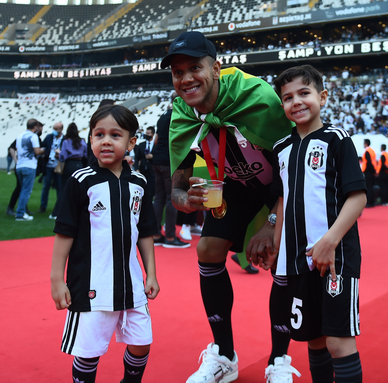 Beşiktaşlı Josef de Souza’dan Fenerbahçe’ye gönderme! Pahalı kadrolarla...
