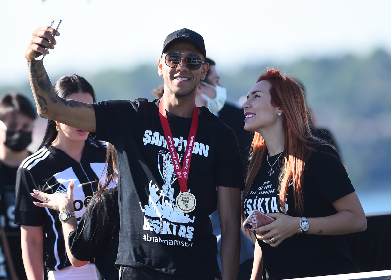 Beşiktaşlı Josef de Souza’dan Fenerbahçe’ye gönderme! Pahalı kadrolarla...