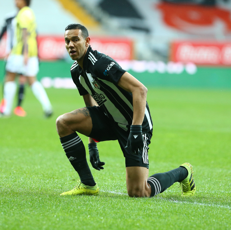 Beşiktaşlı Josef de Souza’dan Fenerbahçe’ye gönderme! Pahalı kadrolarla...