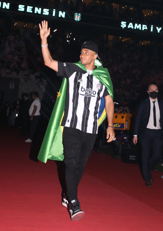 Beşiktaşlı Josef de Souza’dan Fenerbahçe’ye gönderme! Pahalı kadrolarla...