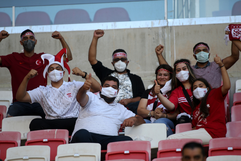 Sivasspor taraftarları takımlarını Petrocub maçında yalnız bırakmadı!